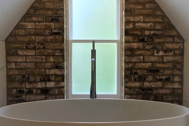 Diseño de cuarto de baño principal contemporáneo con bañera exenta, ducha abierta, sanitario de pared, suelo de baldosas de porcelana, lavabo suspendido, suelo blanco y ducha con puerta corredera