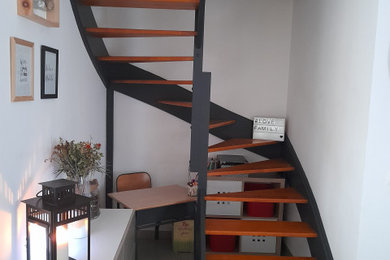 Idée de décoration pour un escalier urbain avec un garde-corps en bois.