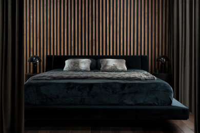 На фото: хозяйская спальня среднего размера в стиле модернизм с коричневыми стенами, темным паркетным полом, коричневым полом и панелями на части стены с
