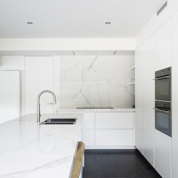 Modern total white kitchen with Calacatta Extra