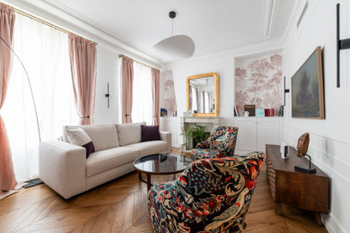Cette photo montre un salon blanc et bois chic de taille moyenne et haussmannien avec un mur blanc, une cheminée standard et un téléviseur fixé au mur.