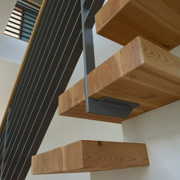 Cantilevered stair treads
