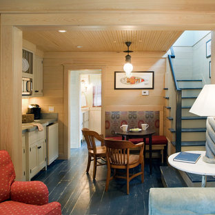 Offenes Landhaus Esszimmer mit gebeiztem Holzboden und blauem Boden in Atlanta