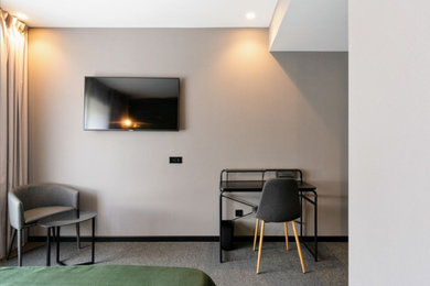 Diseño de dormitorio principal industrial grande con paredes beige, moqueta, suelo gris y papel pintado