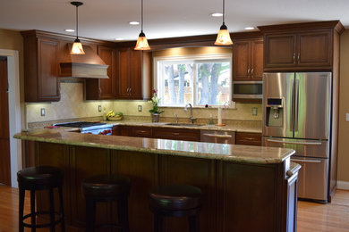 Kitchen - traditional kitchen idea in San Francisco