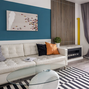 Выдающиеся фото от архитекторов и дизайнеров интерьера: изолированная гостиная комната среднего размера в современном стиле с библиотекой, белыми стенами, полом из ламината и бежевым полом