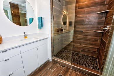 Example of a minimalist bathroom design in Denver