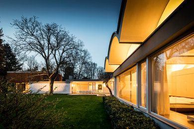 Design ideas for a midcentury white house exterior in Cologne.