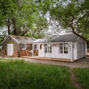 コーンウォールのシャビーシック調のおしゃれな家の外観 (木材サイディング、切妻屋根、戸建) の写真