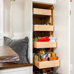 デトロイトの中サイズのトランジショナルスタイルのLDKの画像 (グレーの壁、濃色無垢フローリング、暖炉なし、茶色い床)