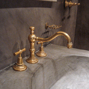 Esempio di una stanza da bagno con doccia minimalista di medie dimensioni con doccia a filo pavimento, pareti grigie, pavimento in terracotta, nessun'anta, ante grigie, WC sospeso, piastrelle grigie, lavabo integrato, top in cemento, pavimento arancione, doccia aperta e top grigio