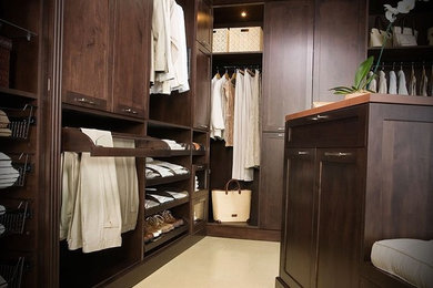 Modelo de vestidor unisex tradicional renovado grande con armarios estilo shaker, puertas de armario de madera oscura y suelo beige
