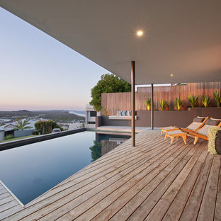 Inredning av en maritim mellanstor rektangulär, takterass träningspool, med trädäck