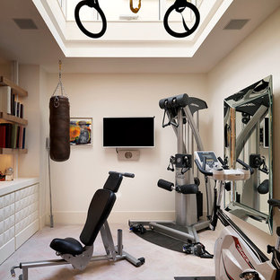 ロンドンの大きいヴィクトリアン調のおしゃれな多目的ジム (白い壁、淡色無垢フローリング) の写真