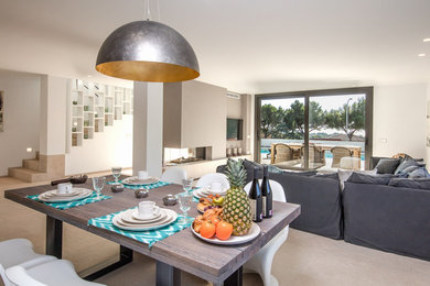 Offenes, Großes Modernes Esszimmer mit beiger Wandfarbe, Marmorboden, Kamin und Kaminumrandung aus Stein in Palma de Mallorca