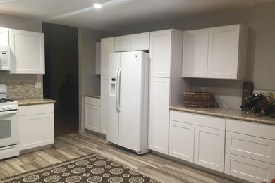 Example of a kitchen design in San Diego