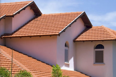 Modelo de fachada de casa blanca y marrón contemporánea extra grande de dos plantas con tejado a dos aguas y tejado de teja de barro