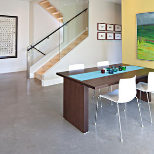 カルガリーの中サイズのコンテンポラリースタイルのLDKの画像 (コンクリートの床、白い壁、暖炉なし、グレーの床)