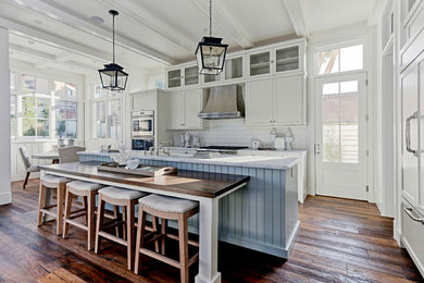 This is an example of a country kitchen in Los Angeles.