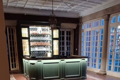 Home bar - mid-sized traditional home bar idea in Chicago