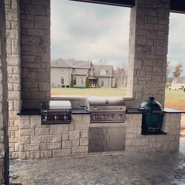 Built-In Grills & Outdoor Kitchens
