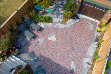 Inspiration for a rustic landscaping in Toronto.
