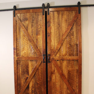 Foto de sótano de estilo de casa de campo con paredes grises y suelo de baldosas de cerámica