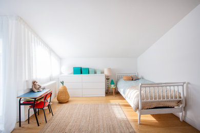 Design ideas for a contemporary kids' bedroom in Venice.