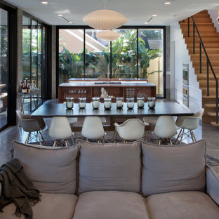 オーランドのミッドセンチュリースタイルのLDKの画像 (白い壁、コンクリートの床)