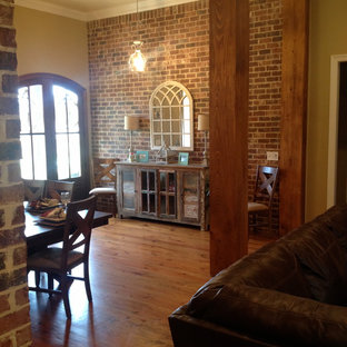 ジャクソンの広いカントリー風 LDKの画像 (ベージュの壁、淡色無垢フローリング)