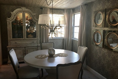 Foto di una sala da pranzo aperta verso la cucina boho chic di medie dimensioni con pareti con effetto metallico e moquette
