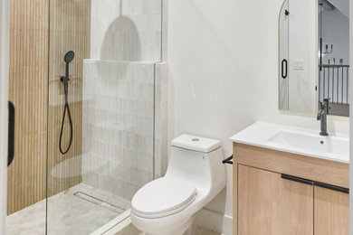 Inspiration for a mid-sized contemporary bathroom remodel in Sacramento