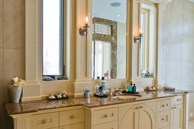 Foto de cuarto de baño principal clásico grande con armarios estilo shaker, puertas de armario beige, paredes beige, suelo de mármol, lavabo bajoencimera y encimera de mármol
