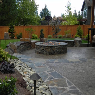 シアトルの中サイズのコンテンポラリースタイルのおしゃれな裏庭のテラス (ファイヤーピット、スタンプコンクリート舗装) の写真