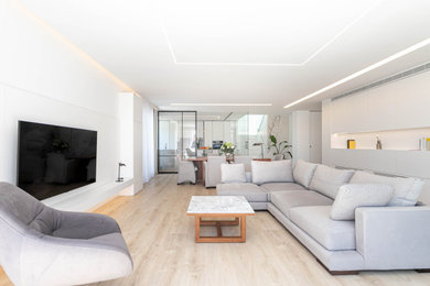 Modelo de comedor minimalista grande abierto con paredes blancas, suelo de madera clara y suelo beige
