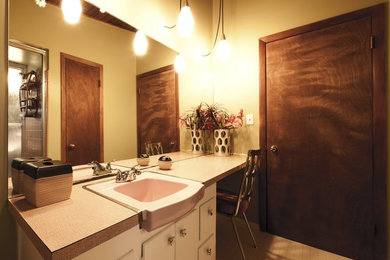 Mid-sized mid-century modern bathroom photo in Atlanta with laminate countertops
