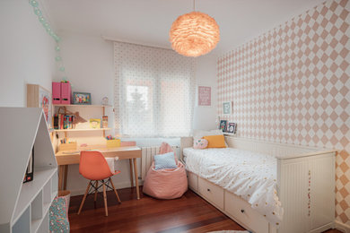 マドリードにあるお手頃価格の中くらいな北欧スタイルのおしゃれな子供部屋 (白い壁、濃色無垢フローリング、児童向け、茶色い床、壁紙) の写真