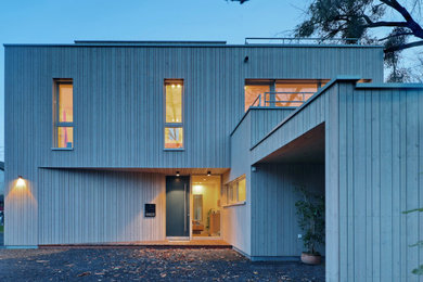 Geräumige Moderne Holzfassade Haus mit brauner Fassadenfarbe, Flachdach und Verschalung in Köln