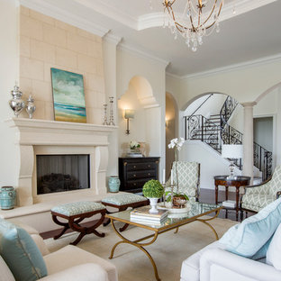 Foto de salón para visitas mediterráneo, grande, con paredes beige