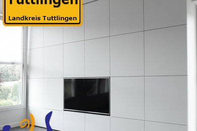 EIngebautes, Geräumiges Modernes Ankleidezimmer mit flächenbündigen Schrankfronten, weißen Schränken, Betonboden und grauem Boden in Stuttgart