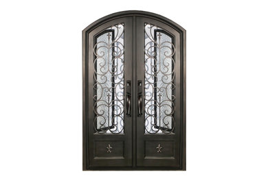 Ejemplo de puerta principal tradicional con puerta doble y puerta metalizada