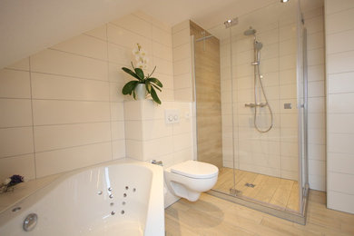 Kleines Landhaus Duschbad mit Whirlpool, Eckdusche, Wandtoilette, beigen Fliesen, Keramikfliesen, beiger Wandfarbe und Porzellan-Bodenfliesen in Köln