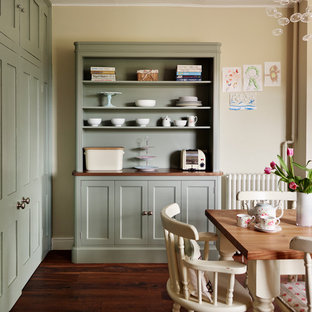 Idee per una grande cucina abitabile tradizionale con ante verdi, top in granito, paraspruzzi beige, paraspruzzi con piastrelle diamantate, elettrodomestici da incasso e pavimento in legno massello medio