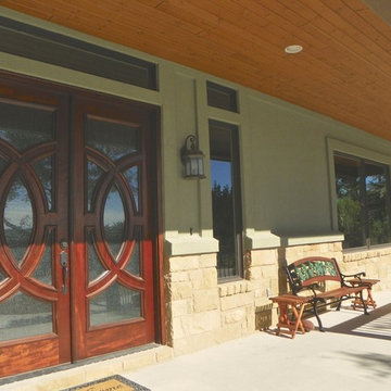 Lake View Courtyard Home