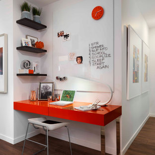 バンクーバーのコンテンポラリースタイルのおしゃれなホームオフィス・書斎 (白い壁、濃色無垢フローリング) の写真