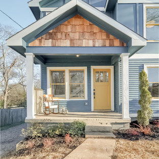 Mittelgroßes, Zweistöckiges, Blaues Shabby-Look Haus mit Holzfassade und Satteldach in Nashville