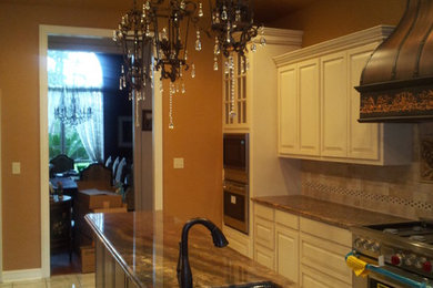 Example of a classic kitchen design in Austin