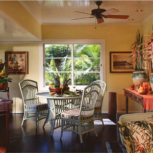 サンタバーバラの中サイズのトロピカルスタイルのLDKの画像 (黄色い壁、コンクリートの床、暖炉なし)