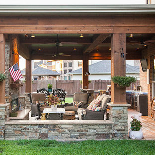 ヒューストンの中サイズのラスティックスタイルのおしゃれな裏庭のテラス (アウトドアキッチン、スタンプコンクリート舗装、張り出し屋根) の写真