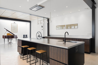 Idée de décoration pour une grande cuisine design.